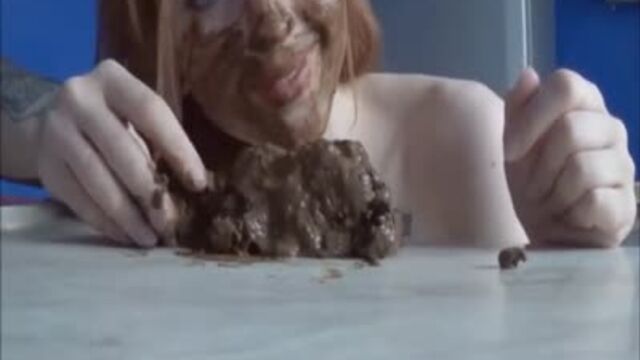 Girl Smears And Eats Her Shit