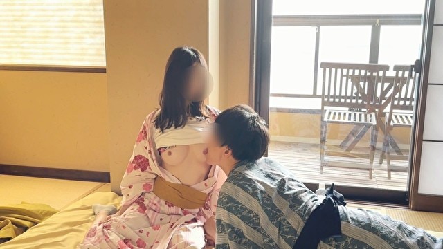 Licking her boobs in a yukata like a baby at a hot spring traditional Japanese Inn♡amateur hentai